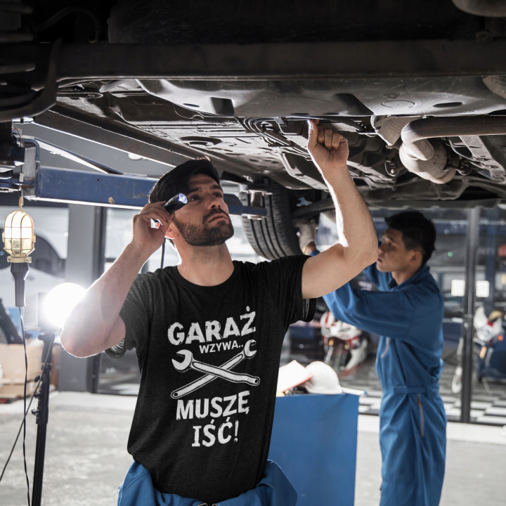 Koszulka męska GARAŻ WZYWA... MUSZĘ IŚĆ! prezent dla Mechanika T-shirt — zdjęcie 2