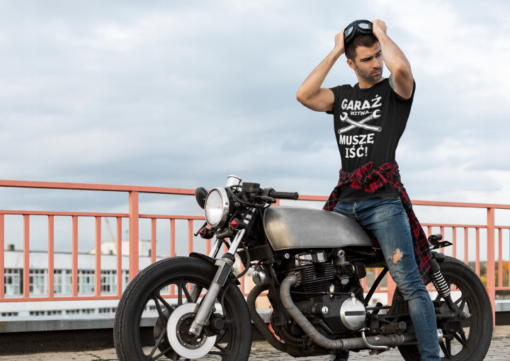 Koszulka męska GARAŻ WZYWA... MUSZĘ IŚĆ! prezent dla Mechanika T-shirt — zdjęcie 4