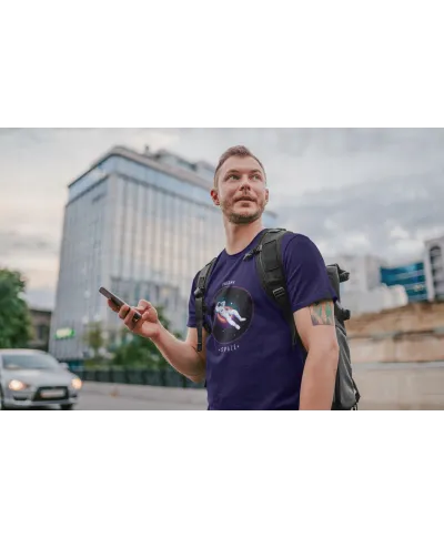 Koszulka męska I NEED MY SPACE - Astronauta Relaksujący się w Kosmosie