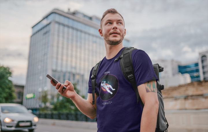 Koszulka męska I NEED MY SPACE - Astronauta Relaksujący się w Kosmosie — zdjęcie 4