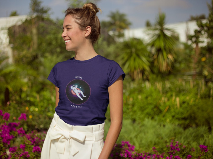 Koszulka damska I NEED MY SPACE - Astronauta Relaksujący się w Kosmosie — zdjęcie 3