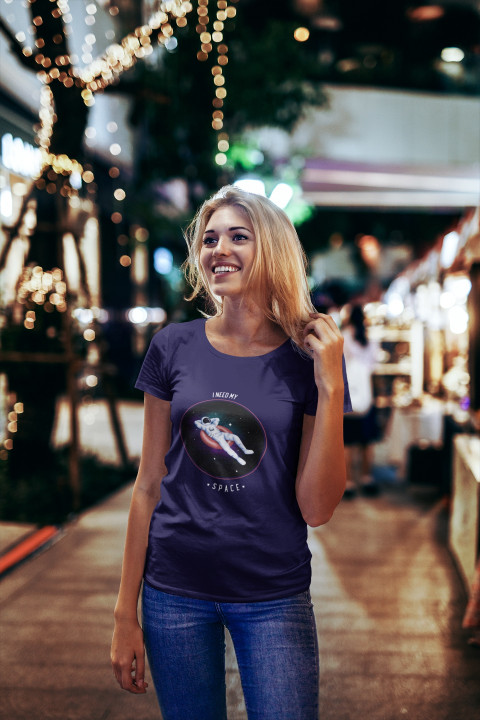 Koszulka damska I NEED MY SPACE - Astronauta Relaksujący się w Kosmosie — zdjęcie 4