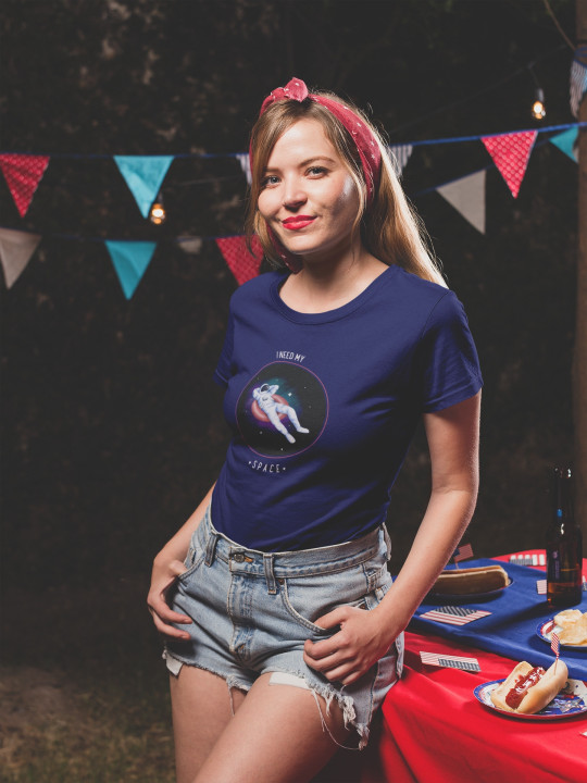 Koszulka damska I NEED MY SPACE - Astronauta Relaksujący się w Kosmosie — zdjęcie 5