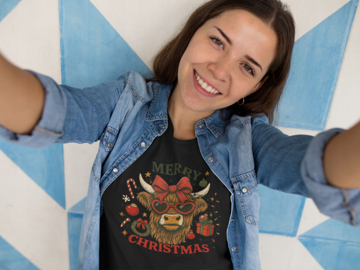 Koszulka damska Świąteczna „Merry Christmas” z uroczą krówką — zdjęcie 4