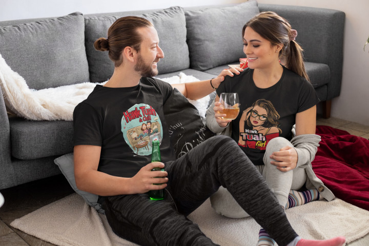 Koszulka męska Hawk Tuah & Chill Parodia Netflix & Chill trendy T-shirt — zdjęcie 3