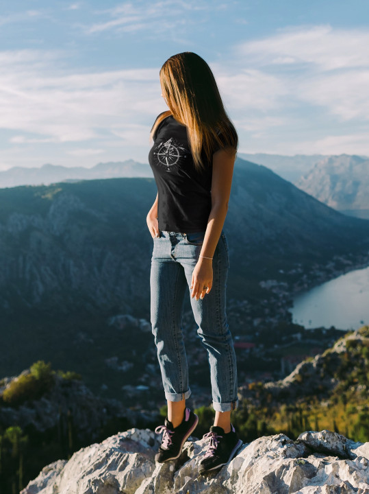 Koszulka damska z Kompasem i Górami Idealna dla Miłośników Podróży T-shirt — zdjęcie 2