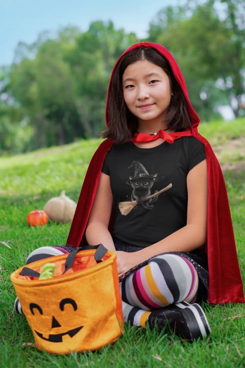 Koszulka dziecięca zabawny czarny Kotek na miotle na Halloween t-shirt — zdjęcie 2
