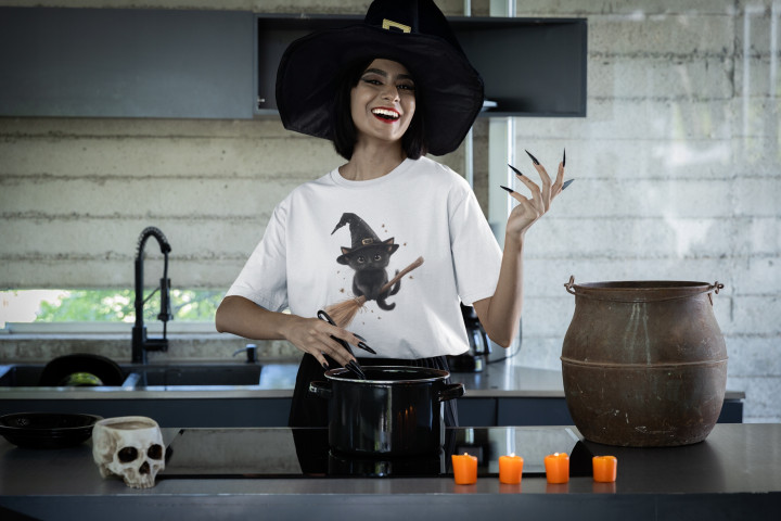 Koszulka damska zabawny czarny Kotek na miotle na Halloween t-shirt — zdjęcie 2