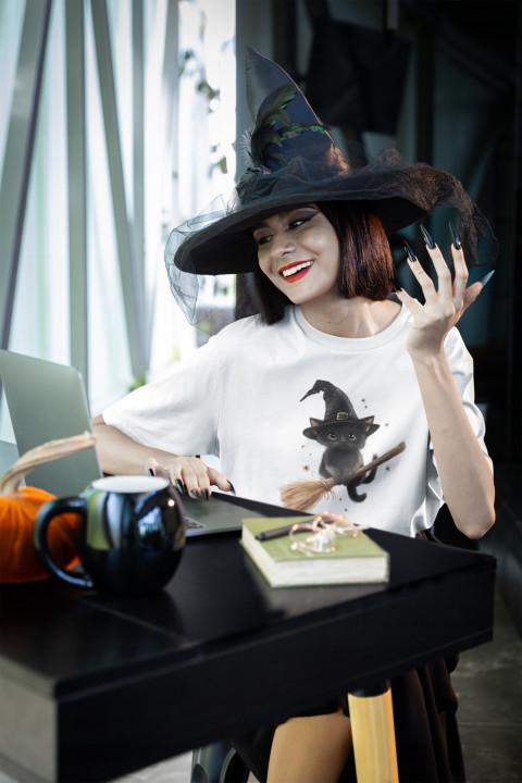 Koszulka damska zabawny czarny Kotek na miotle na Halloween t-shirt — zdjęcie 4