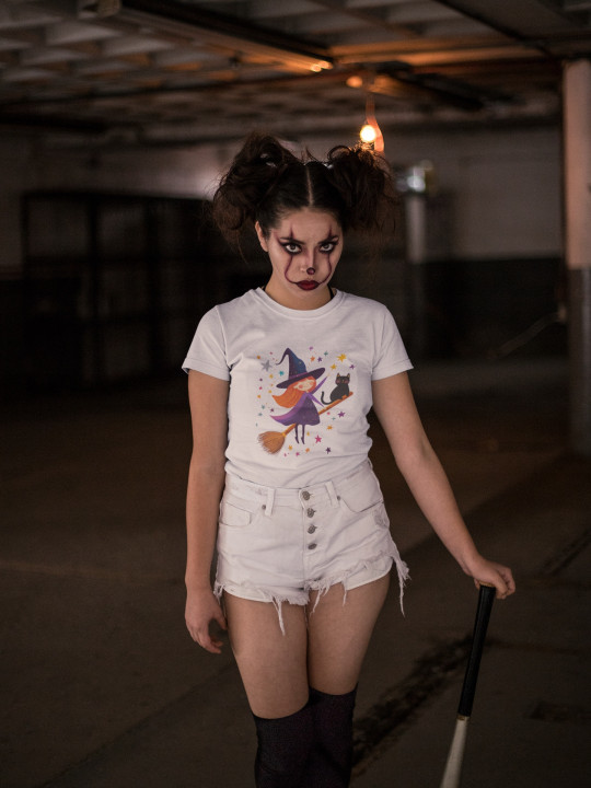 Koszulka damska magiczna Czarownica z kotem na Halloween t-shirt — zdjęcie 2