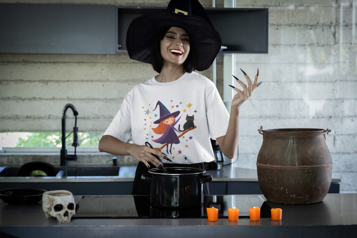 Koszulka damska magiczna Czarownica z kotem na Halloween t-shirt — zdjęcie 4