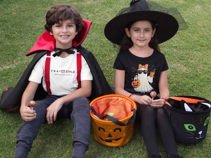 Koszulka dziecięca Wesoła Pani Duch Duszek Stylowy w okularach na Halloween — zdjęcie 3