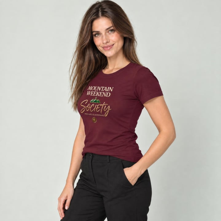 Koszulka damska xpossible „Mountain Weekend Society” – górski emblemat z różą wiatrów — zdjęcie 4
