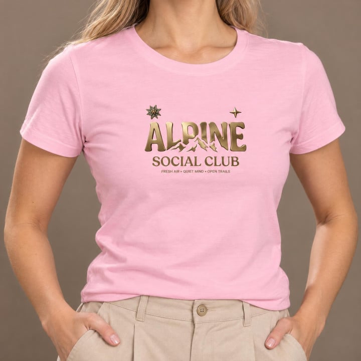Koszulka damska xpossible „Alpine Social Club” – złote góry i szarotka — zdjęcie 5