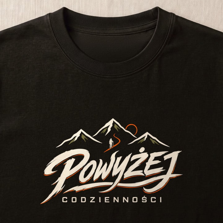 Koszulka męska xpossible „Powyżej codzienności” – góry i wędrowiec na szlaku — zdjęcie 6