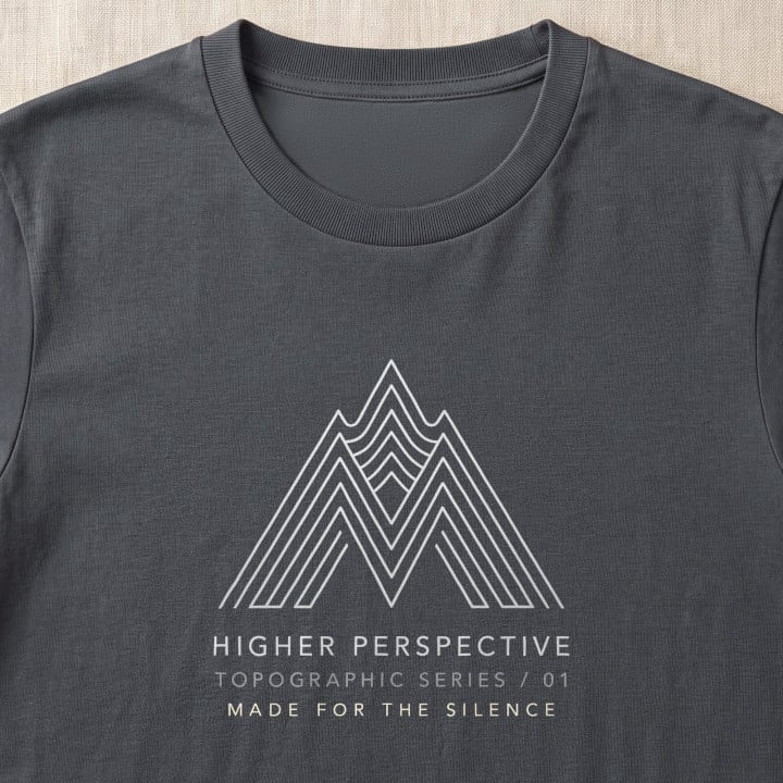 Koszulka męska xpossible „Higher Perspective” – geometryczne góry z warstwicami — zdjęcie 6