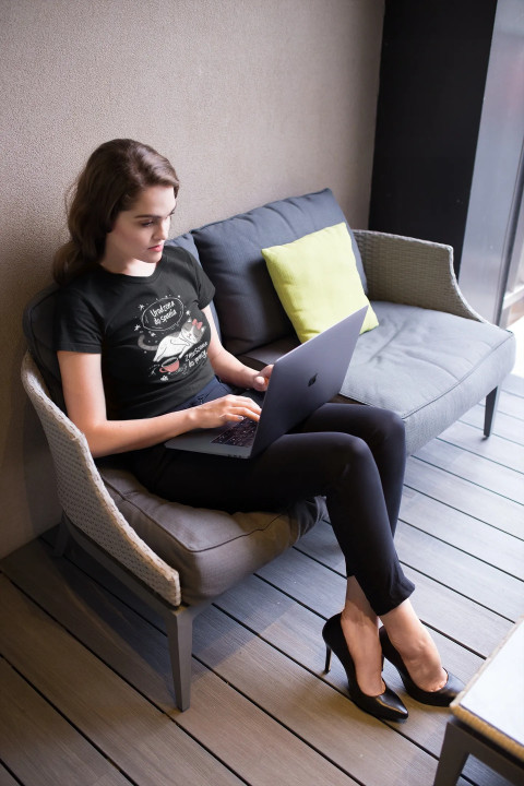 Koszulka damska Urodzona do spania Zmuszona do pracy śmieszny T-shirt — zdjęcie 5