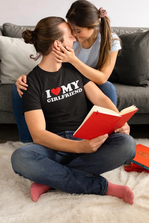 Koszulka męska I LOVE MY GIRLFRIEND prezent dla faceta na walentynki — zdjęcie 2