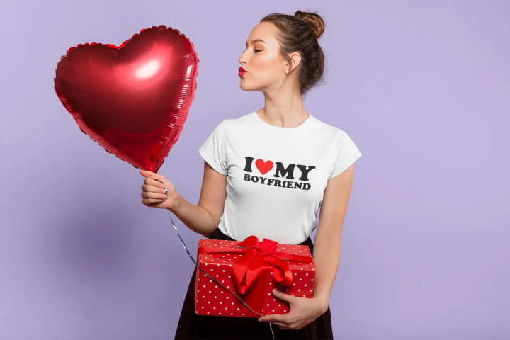 Koszulka damska I LOVE MY BOYFRIEND prezent dla niej na walentynki — zdjęcie 2