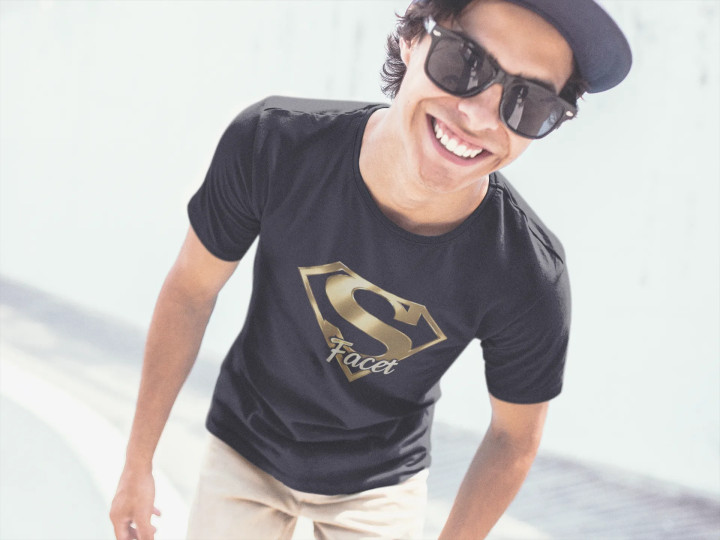 Koszulka Super Facet prezent na Dzień Mężczyzny złote logo stylowe t-shirt — zdjęcie 2