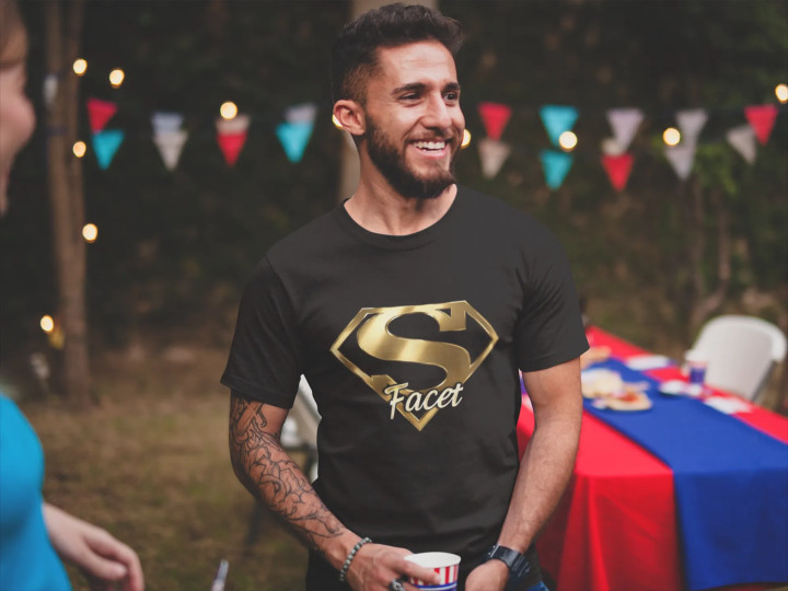 Koszulka Super Facet prezent na Dzień Mężczyzny złote logo stylowe t-shirt — zdjęcie 4