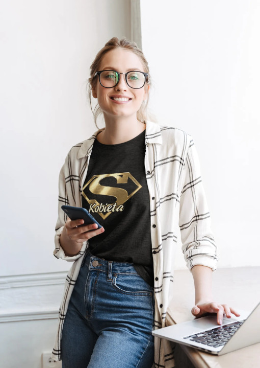 Koszulka Super Kobieta prezent na Dzień Kobiet złote logo stylowe t-shirt — zdjęcie 4