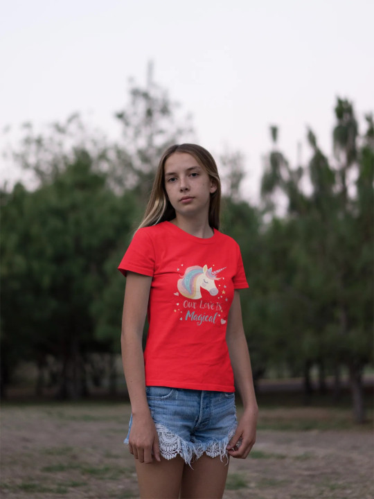 Koszulka dziecięca Słodki Jednorożec Our Love is Magical na walentynki — zdjęcie 5