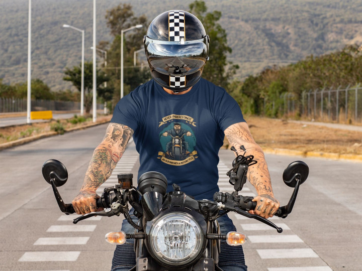 Koszulka męska dla motocyklisty Never Underestimate śmieszna prezent — zdjęcie 3