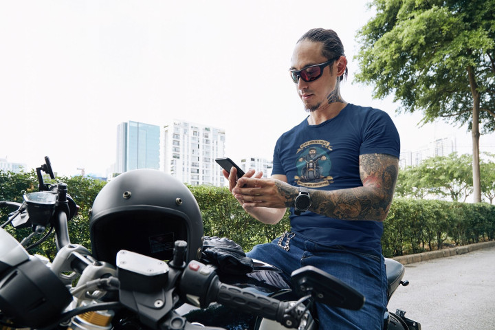 Koszulka męska dla motocyklisty Never Underestimate śmieszna prezent — zdjęcie 4