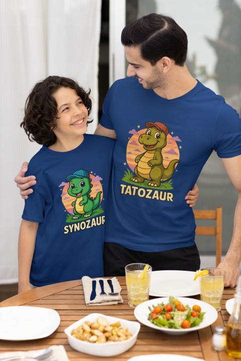 Koszulka dziecięca SYNOZAUR - Dinozaur z czapką dla małego fana — zdjęcie 2