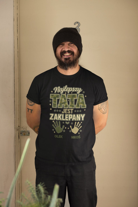 Koszulka męska Tata jest Zaklepany Moro Dzień Ojca Taty z Imionami dzieci — zdjęcie 3