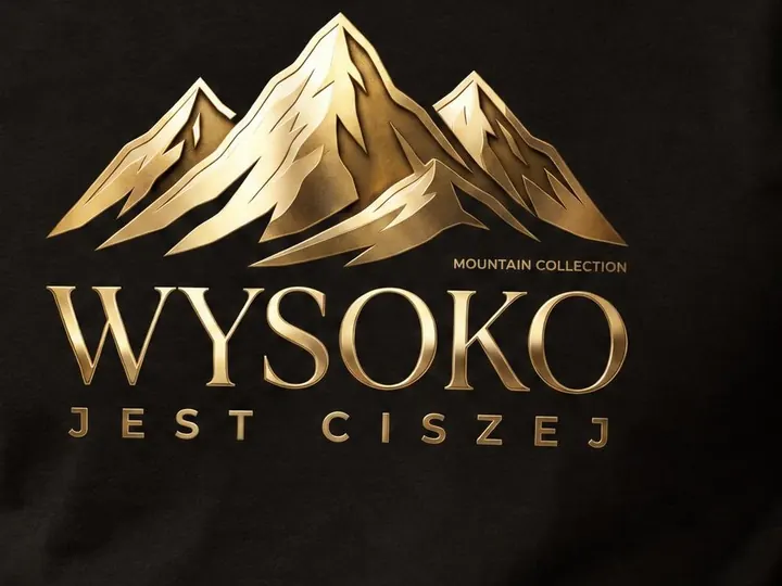 Złota grafika z górami i napisem „Wysoko jest ciszej” z bliska, na czarnej bawełnie